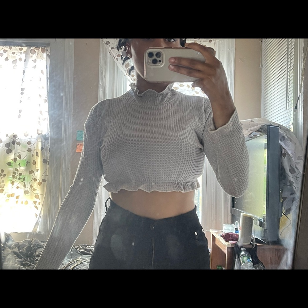 GRAY LONG-SLEEVE CROPTOP